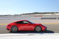 ホイールベース長をそのままに、全長は先代モデルに比べ20mm長くなっている。ホイールアーチも拡大されており、そこには前:20インチ、後ろ:21インチの前後異径ホイールが収まる。タイヤサイズは両グレードとも共通の前:245/35ZR20、後ろ:305/30ZR21となる。