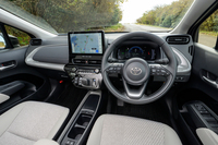 この試乗車はオプションの「合成皮革+コンフォートパッケージ」を装着。ライトグレーは新色で、従来のブラックと2択で選べるようになった。