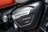 トライアンフ・スピートツイン1200(6MT)/ロイヤルエンフィールド・スクラム411(5MT)/ベネリ・レオンチーノ125(6MT)【試乗記】の画像