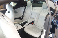 2+2のキャビン。後席に成人男性が座れる実用的なスペースが確保されている。