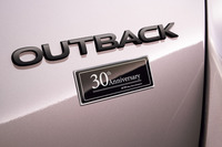 「レガシィ アウトバック30thアニバーサリー」は、販売台数が500台の限定となる。2024年10月24日~11月10日に全国の販売店で行われた抽選申し込みには、約3200人がエントリー。すでに倍率6.4倍の狭き門をくぐり抜けた幸運な当選者が決定している。同モデルのリアには専用の記念オーナメントが装着される。