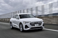 通常は主にリアモーターが駆動し、エネルギー消費を抑えながら走行。滑りやすい路面や急加速、コーナリング時など4WD 走行が望ましいとシステムが検知した場合には、フロントモーターも駆動して4WDとなる。0-100km/h加速は5.7秒と俊足。