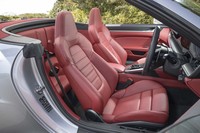 「911」の伝統ともいえる、ヘッドレスト一体型のシート。よりスポーティーなデザインが採用された写真のスポーツシートはオプション扱いとなる。