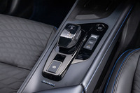 センターコンソールに立体的な「AUTECH」のエンブレムを配置。ドライバー側のコンソールパッドにもブルーのステッチが入る。