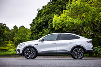 「アルカナ エスプリアルピーヌE-Techフルハイブリッド」の外装色は、ルーフが「ノワールメタルM」となるツートンカラーが基本となる。写真の「ブラン ペルレM」を含め全5種類からボディーカラーが選択できる。