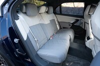 後席は左側にのみ電動オットマンが備わっている。エンジン車と車台を共用しているため立派なセンタートンネルがある。