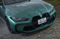 左右のヘッドランプ間からリップスポイラーまでを覆う巨大なキドニーグリル。これに合わせてボンネットも複雑な造形になっていることが分かる。