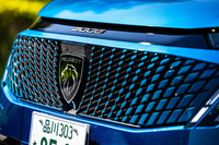 プジョーのエンブレムを中心に、放射状に広がるグリッドと、ボディー同色とされた大小のパネルを組み合わせたデザインのフレームレスフロントグリルは、最新世代のプジョー車に共通するアイテム。スポーティーでダイナミックなイメージを表現している。