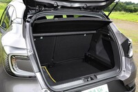 ラゲッジスペースの容量は、フルハイブリッド車の440リッターに対し、マイルドハイブリッド車は536リッターとなっている。