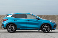 「BYD ATTO 3」のサイドビュー。(写真:向後一宏)
