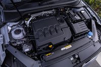 「TDI」の2リッター直4ターボエンジンは、従来型と変わらない最高出力190PS/3500-4000rpm、最大トルク400N・m/1900-3300rpmを発生。
