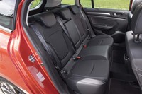 ホイールベース延長の恩恵はリアシートに顕著だ。センターコンソール後方にはエアコンの吹き出し口とUSBポート(2基)が備わっている。