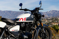 ベース車とは趣を異にするスタイリングも「ショットガン650」の魅力。燃料タンク、サイドカバー、リアフェンダー、ヘッドライトナセルともにオリジナルデザインである。