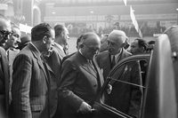 1958年のパリサロンにて、当時のヴァンサン・オリオール大統領(中央)に「2CV」を紹介する、シトロエンのピエール・ブーランジェ社長(右)。