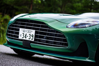「DB12」のスタイリングは、「DB11」の進化版といえるもの。エンジンの大幅な出力向上に伴い、グリル自体が54%、開口部が56%も広くなったラジエーターグリルが採用される。