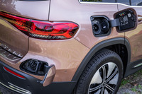 「EQB」はリアフェンダーに急速充電用の給電口を、リアバンパーに普通充電用の給電口を設置している。