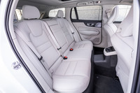 「T8」ではバッテリーが搭載されるため、ガソリンエンジン車よりもセンタートンネル部分が大型化されている。後席の背もたれには60:40の分割可倒機構のほか、スキーホールも備わる。