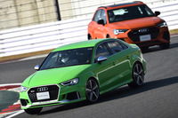 「RS 3セダン」(左手前)と「RS Q3」(右奥)。2.5リッターターボエンジンやFFベースの4WDシステムなどを「TT RS」と共用する。