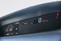 赤で縁取られたメーターパネルも専用デザイン。「NISMO」のロゴも添えられる。