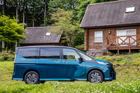 新型「セレナ」のホイールベースは全車共通で2870mm。写真の「ルキシオン」を含む「XV」以上のグレードには、両側ハンズフリーオートスライドドアが標準で装備される。