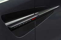 アストンマーティンならではの、立体的なデザインのサイドストレーキ。「V12」のロゴが誇らしげに添えられている。