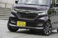 押し出しの強いこちらは「N-BOXカスタム」のフロントマスク。濃い紫色のボディーカラー(プレミアムベルベットパープル・パール)も相まって、迫力を感じさせる。