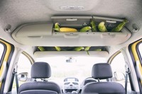 前後席の頭上には大容量のコンソールボックスも。奥行きはいずれも30cm強で、今回手に入れたトウモロコシなら縦方向に入れられる。