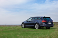 ボディーカラーには有償色を含め全6色を設定。テスト車には「ナイトブルーメタリック」が用いられていた。