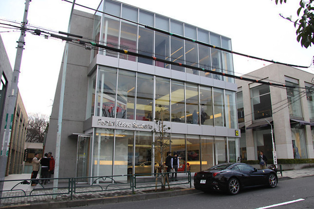 骨董通りと根津美術館方面を結ぶ通りに面した「ロッソ・スクーデリア」のショールーム。