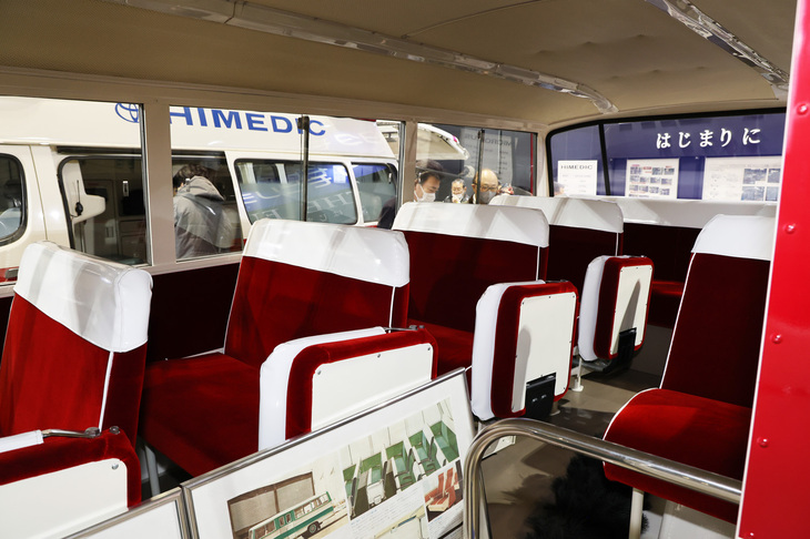 「トヨペット・マイクロバスII型」の室内。全長×全幅×全高=5670×1870×2180mm、車重2055kgというこの車体を動かすエンジンはというと、初代や2代目「クラウン」にも使われていた、最高出力80PSと最大トルク14.5kgf・m(グロス)を発生する1.9リッター直4 OHVの3R-B型! いくら低速トルク型とはいえ、定員20人を乗せたときには、いったいどんな走りをしたのだろうか。