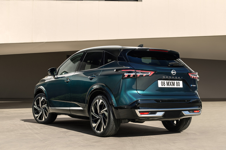 2025年6月に登場した「e-POWER」搭載の改良型「キャシュカイ」のリアビュー。2024年4月に、ボディー前後のデザインがアップデートされた。