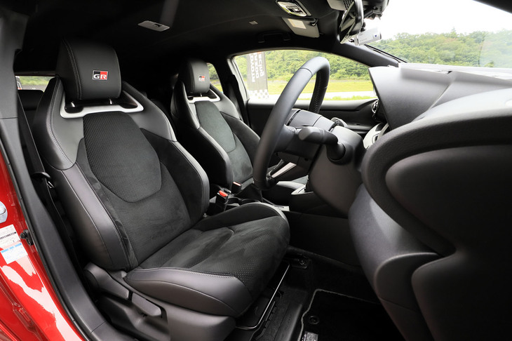 「RZ“ハイパフォーマンス”」に装備される、ウルトラスエードと合成皮革を用いたプレミアムスポーツシート。