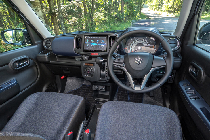 ステアリングホイールが本革巻きになったほか、ドアハンドルがクロームメッキ化されるなど、わずかながらインテリアの質感もアップ。ステアリングが大きく見えてしまうのは軽自動車ならではの現象。