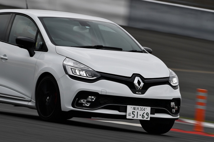 「R.S.ドライブ」で「スポーツ」または「レース」選択時に、スタンディングスタートで最大限の加速が得られるローンチコントロール機能を使用することができる。