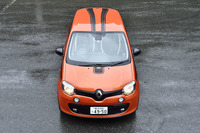 試乗車は200台の限定車。ボンネットからルーフ後端へと続くデカールはコンセプトカー「トゥインラン」(2013年)にならったもので、NACAダクトをイメージしているという。