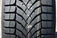 静粛性と排水性・排雪性を高いレベルで両立した、新しいVシェイプのトレッドパターン。