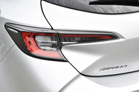 シャープなデザインのリアコンビランプ。側面には空力性能を高めるためのフィンが設けられている。