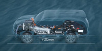 「LX700h」はハイブリッド車でありながら、水深700mmまでの渡河性能を実現。