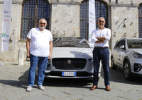 広場に現れたタルガ・テレマティクスのアドリアーノ・スカルデッラートCEO(写真右)と、イベントの主催者であるダニエレ・パーピ氏(同左)。