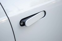 フロントのドアハンドルは使うときだけポップアップ。ドアロックするか、発進してしばらくするとまわりのパネルと同じ面にピタリとおさまる。