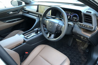 全64色に色替え可能なLED照明を各所に配置。行燈(あんどん)のような柔らかい間接照明で、車内の奥行き感や心地よさが得られるようにしたという「クラウン セダン」のインテリア。