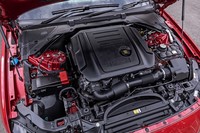 2リッター直4 DOHC 16バルブ ディーゼル ターボエンジンは、最高出力180ps、最大トルク430Nmという実力。8段ATと組み合わせている。