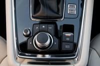 「マツダコネクト」の操作パネル。ダイヤル式コントローラー側面のデザインに、より細かいパターンを採用するなどして、操作性の改善と質感の向上が図られている。