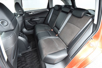 3人掛けの後席。前後にスライドできないものの、背もたれのリクライニング機能が備わっている。