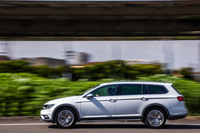 駆動方式は日本仕様の「パサート」シリーズで唯一、路面状況に応じて最適な前後トルク配分を行うハルデックスカップリングを用いたフルタイム4WD「4MOTION」が採用される。