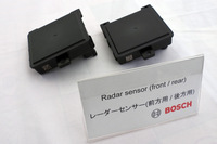 新しいARASを支える、新開発の小型レーダー。フロントとリアの2カ所に搭載される。今のところは、高額なカメラやLiDAR(ライダー)などの搭載は考えていないとのことだ。