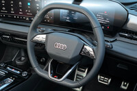 上下がフラットな異形ステアリングホイールや、アルミパッド付のアクセル/ブレーキペダルなどは、「S lineパッケージ」に含まれるオプション装備。ステアリングには回生ブレーキの強さを調整できるパドルが備わる。