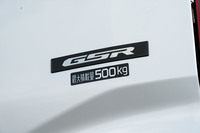 登録区分は1ナンバー(普通貨物自動車)。車検証上の最大積載量は500kgとされているが、これは「保険料の区分などを考慮してそうしたもの」とのこと。当然ながら、実際にはそれ以上の積載量にも耐えられる設計となっている。とはいえ、日本で500kg以上の荷物を積んだら法律違反なので、重量オーバーはダメ、絶対。