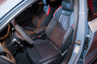 シートはレッドステッチと車名ロゴでドレスアップされている。写真のモデルは欧州仕様車で、日本仕様車は右ハンドルとなる。
