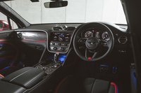 インテリアはいかようにでも仕立てられるが、この試乗車はカーボンパネルでスポーティーにコーディネート。助手席前方には「Speed」バッジがあしらわれる。